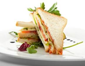 sandwich-con-salmone-e-verdure